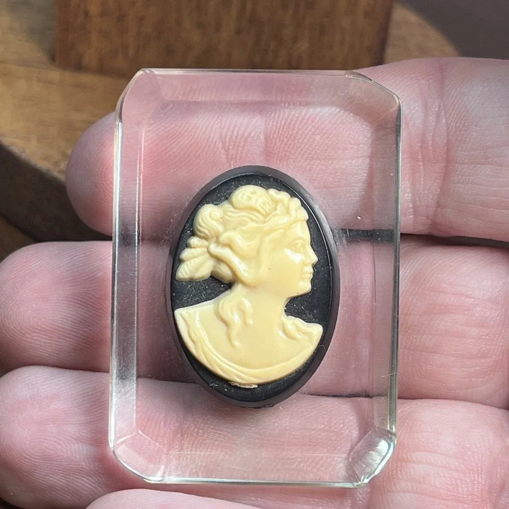 Vtg Cameo Brooch Clear Acrylic Beveled Frame Black Oval Cream Relief Profile